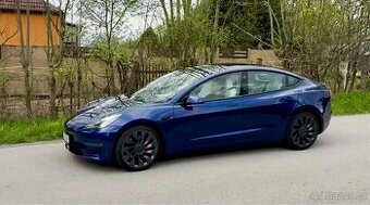 Tesla 3 Performance: 393 kW Refresh 2022. Skvělý stav.