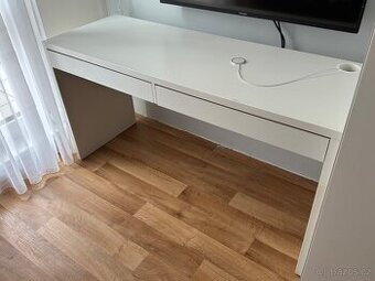 Bílý stůl ikea