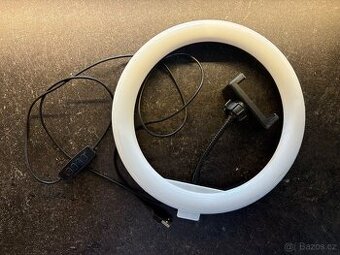 Kruhové LED světlo s držákem na telefon