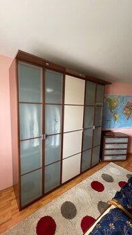 Prodám šatní skříň a komodu IKEA