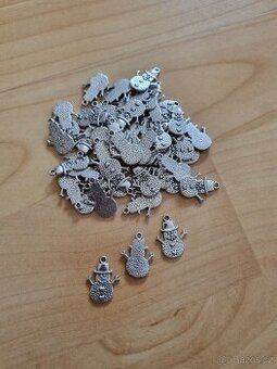 Kovové přívěsky - sněhuláček - 50 ks - 1