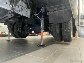 Hydraulické samonivelační stabilizační nohy pro obytný vůz