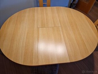 Rozkládací jídelní stůl