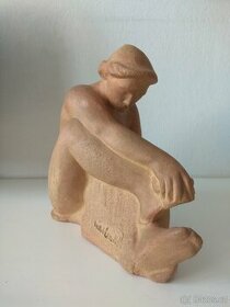 Signovaná soška ženy z terakoty