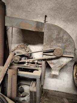 Šroťák na obilí a kukuřici.