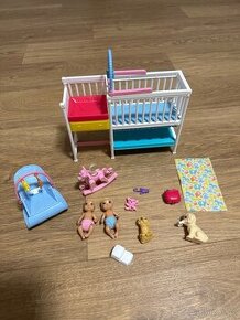 Barbie- přebalovací pult s postýlkou a příslušenstvím