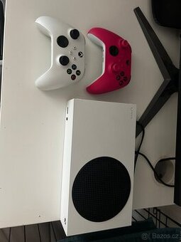 Xbox Series S v super stavu + 2 ovladače
