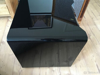Subwoofer SVS SB 16 Ultra v lesklé černé barvě – naprosto ja - 1