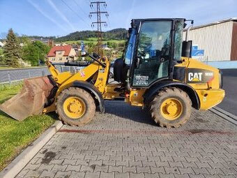 Cat 906 kloubový nakladač