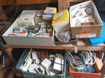 Elektromateriál, jističe, vypínače, senzory aj.
