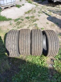 225/40R18