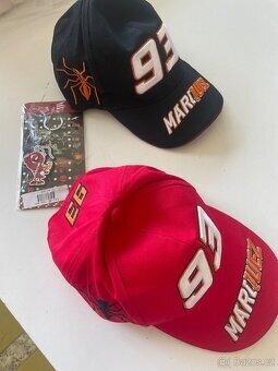 Kšiltovka Marc Marquez 93 a přívěsek Mravenec