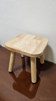 Hezký nový dřevěný stoleček 23,5x23,5cm
