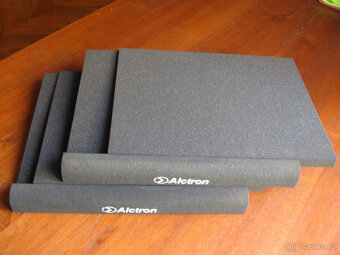 ALCTRON Black - podložky pod studiové reproduktory.