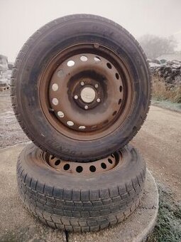 Prodám zimní pneumatiky na diskah 215/65/16/C . - 1