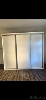 Velká volně stojící skříň