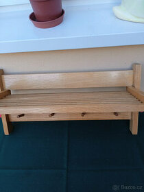 Retro dřevěná polička s háčky