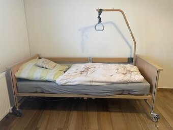 Zdravotní polohovací postel
