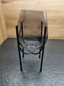 Sklenĕná váza vsazená do kovové konstrukce - 1