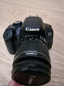 Canon eos 650D s bleskem a příslušenstvím