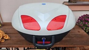 Kufr na motorku Piaggio s plotnou, na dvě prilby