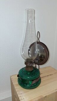Petrolejová lampa se zrcátkem na zeď