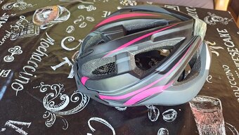 Převodník + přilba ( helma) na kolo.