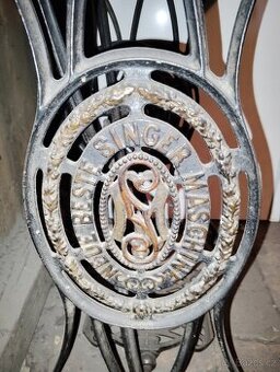 historický šicí stroj Singer po němcích