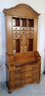 Krásný sekretář s bohatou intarzií v rokoko stylu.