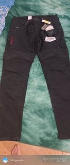 Kalhoty helma bunda teplejší kalhoty rukavice