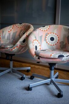 IKEA SKRUVSTA – otočná křesla na kolečkách (2 ks)