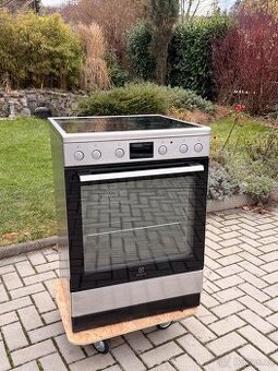 Prodám volně stojící nerezový sporák ELEKTROLUX 220/400V