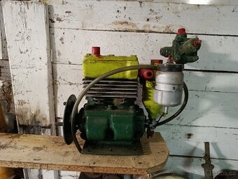 Starý masivní vzduchový kompresor