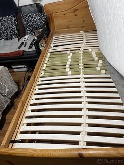 Manželská postel z masivu borovice