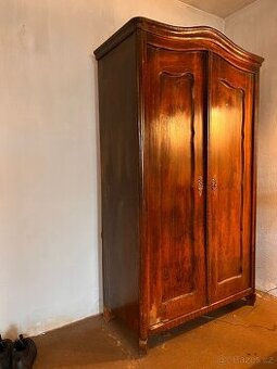 Starožitný nábytek — skříň židle…