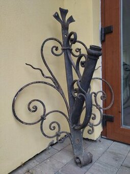 Starý velký kovaný držák na vlajku