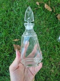 Starý skleněný flakón s broušenou zátkou