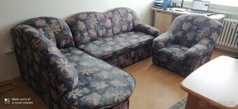 Rozkládací gauč s úložným prostorem a křeslem