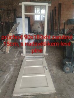 Dveře,okno,vana,umyvadlo,záchod