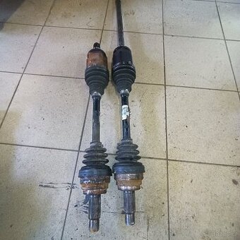 BMW E70 X5 SD 210kw přední poloosy