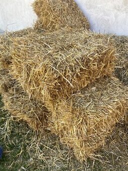 Malé hranaté balíky slámy