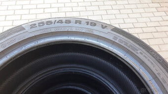 Prodám pneu 255/45R19V