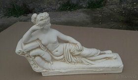 Soška Žena na sofa malá
