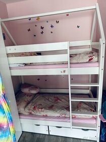 Patrová dřevěná postel Domečková