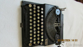 starožitný psací stroj Remington