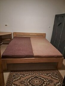Kvalitní dřevěná  postel 200x180cm.