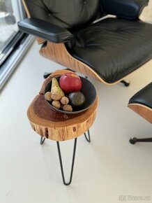 Designový konferenční stolek z masivu na kovových nohách