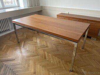 Velmi pěkný ořechový jídelní stůl BoConcept