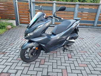 Honda PCX 125 (2022) s nízkým nájezdem kilometrů
