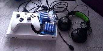 Xbox Series S 1TB + ovladač + sluchátka JBL + baterie
